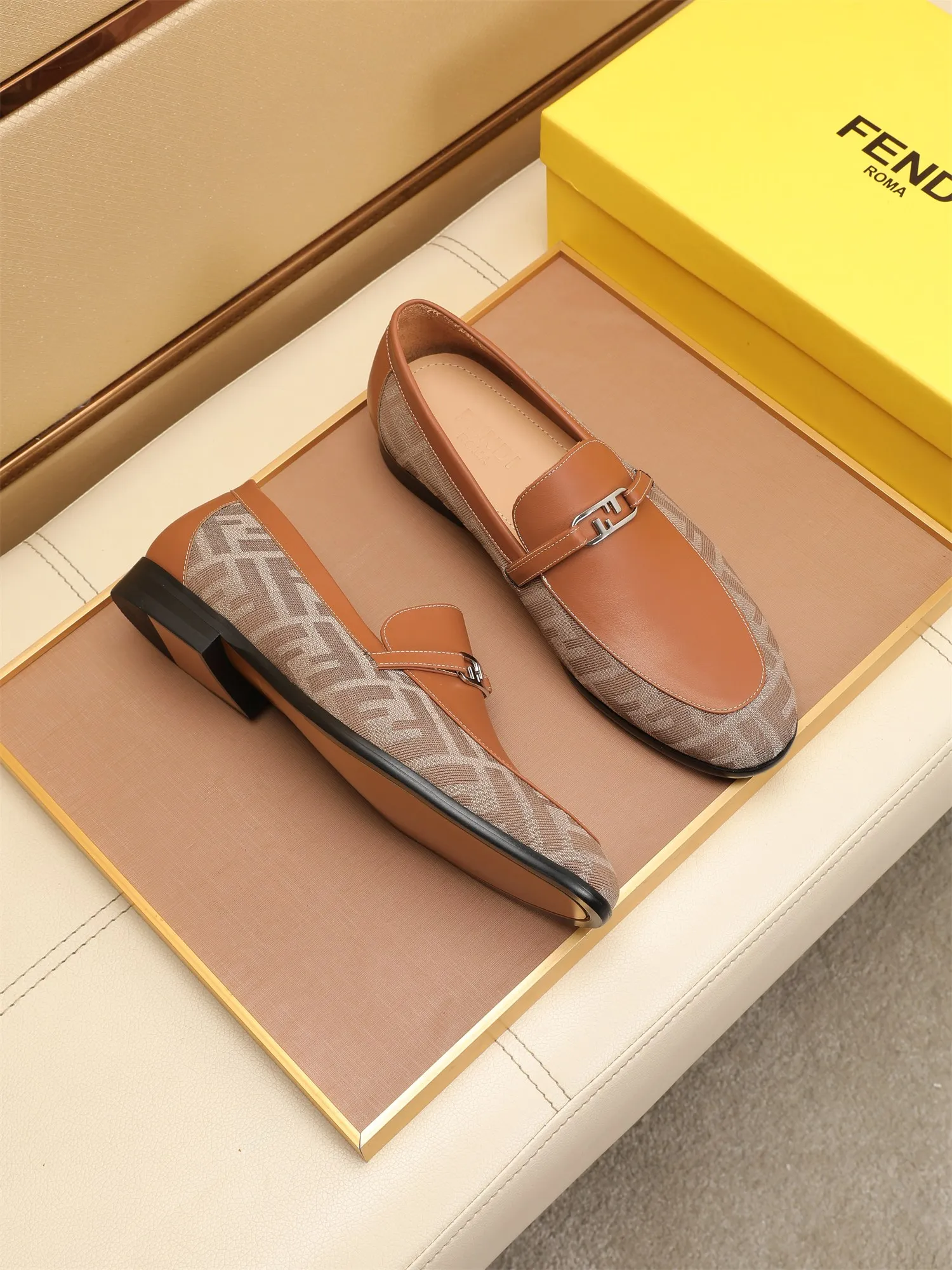 Men's shoes💰460 🕷🕷【FENDI】The latest men's formal leather shoes🇨🇳Classic series not to be missed💯The first layer is made of imported first-layer cowhide☘Original quality, the leather is smooth and delicate🎋Awesome version, perfect streamlined outline🍇Cowhide lining, size 38-44 (customized at 45.46)...